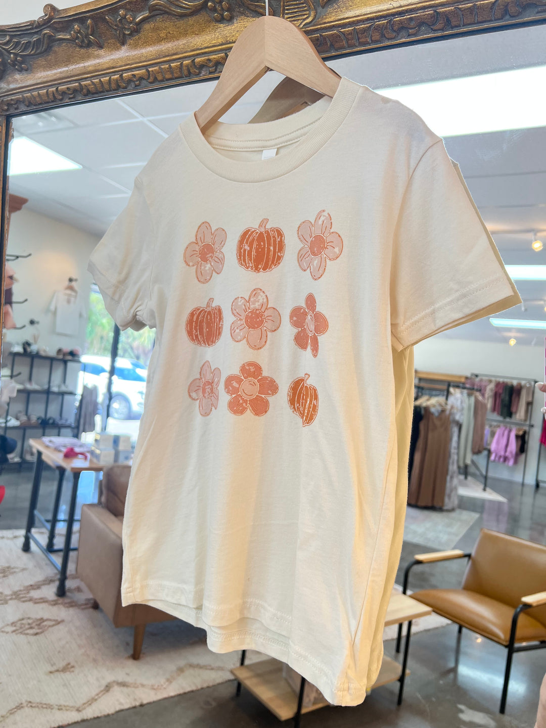 Camiseta feminina com estampa floral de abóbora