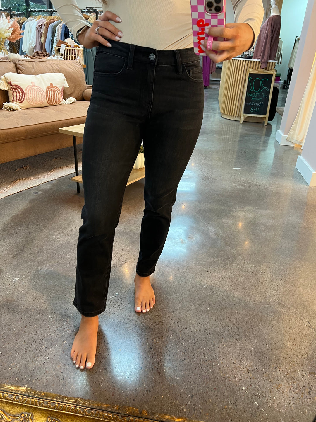 Calça jeans reta slim de cintura média exclusiva da temporada