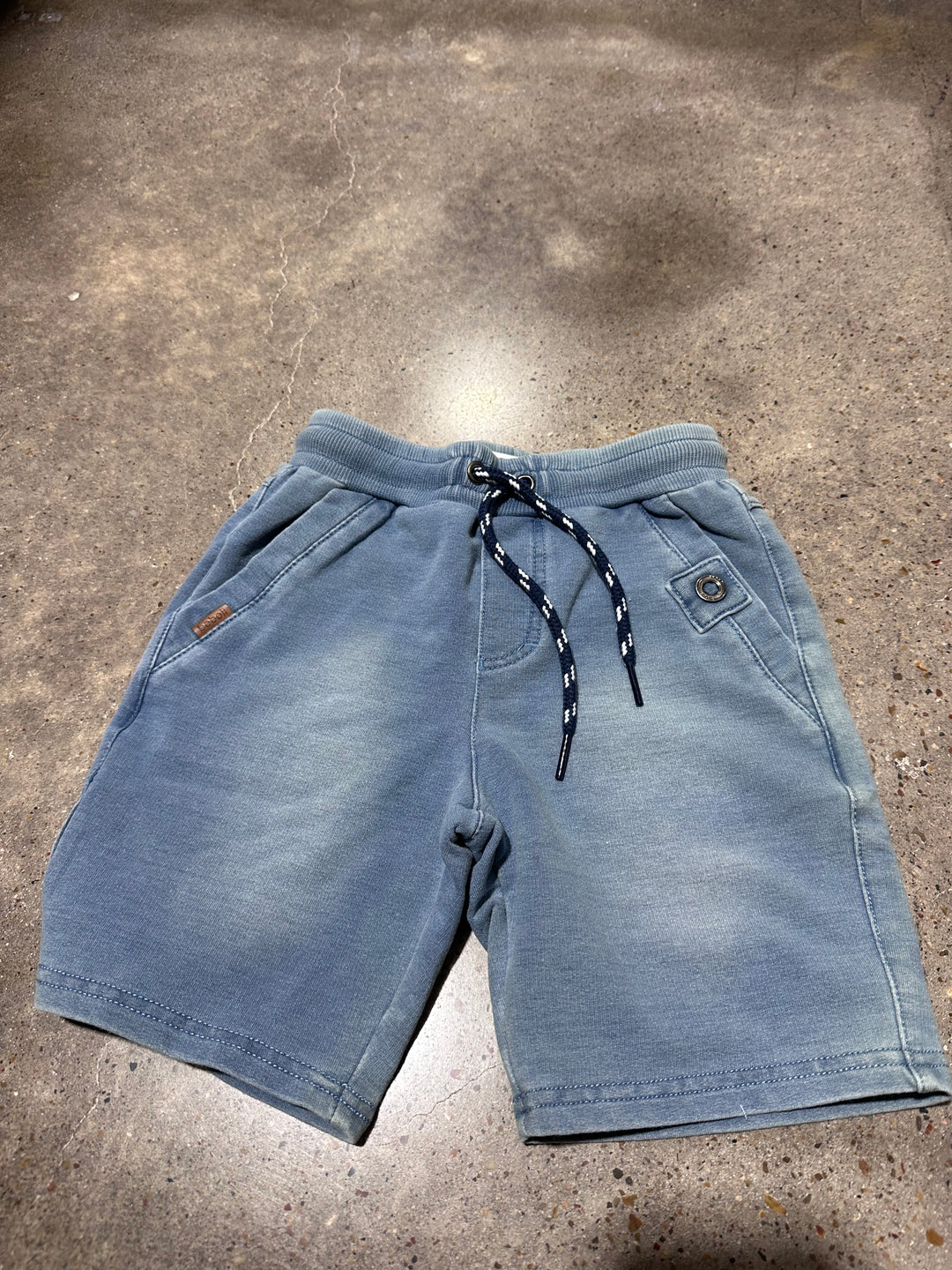 Pantalones cortos azules suaves con lazo con cordón